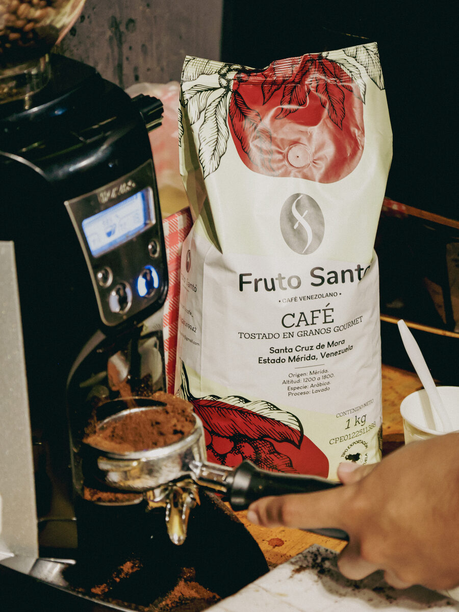 Bolsa de café Fruto Santo con el origen, la altitud, la especie y el proceso impresos en la etiqueta